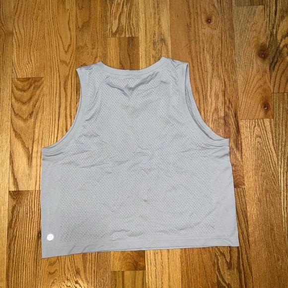 Lululemon Cropped Workout Tank 8 - Picture 2 of 3